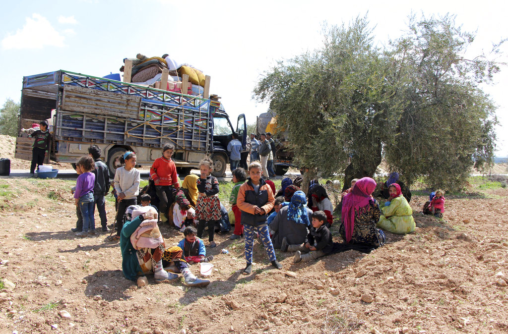 Thousands flee violence in mass exodus from Syrian towns