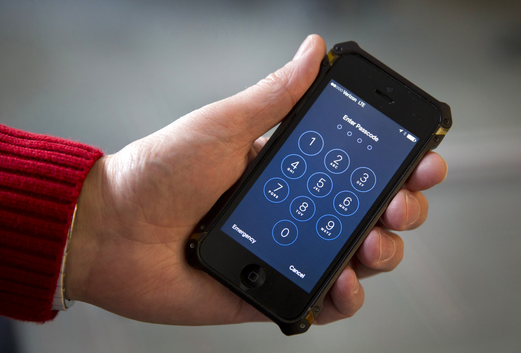 Justices ponder need for warrant for cellphone tower data