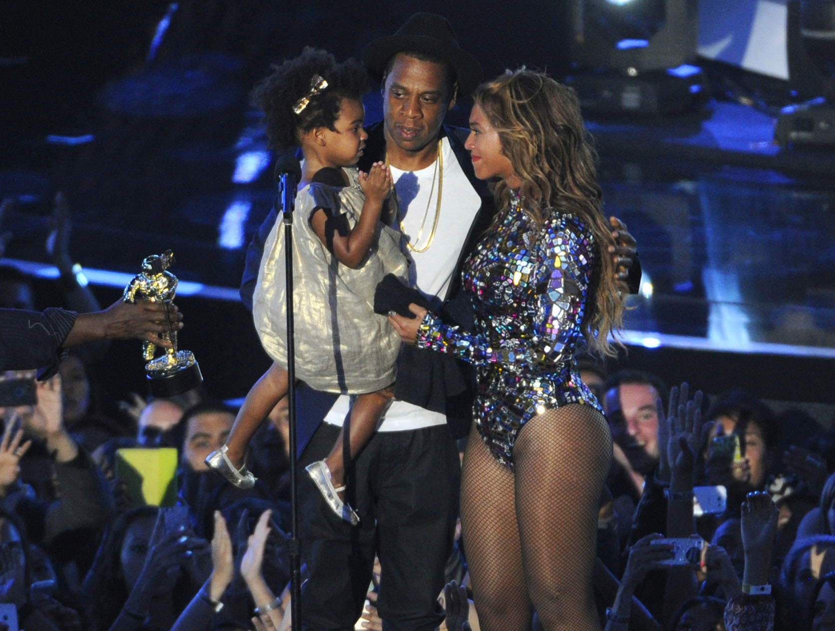 Beyonce announces she's pregnant with twins on Instagram
