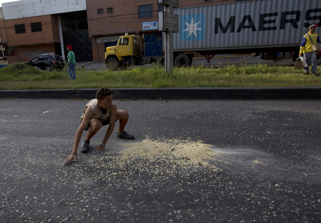Venezuelans 'loot to eat' amid economic tailspin