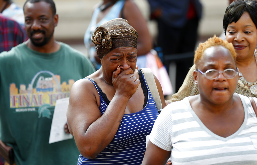 Fans mourn Aretha Franklin at gospel-infused public viewing
