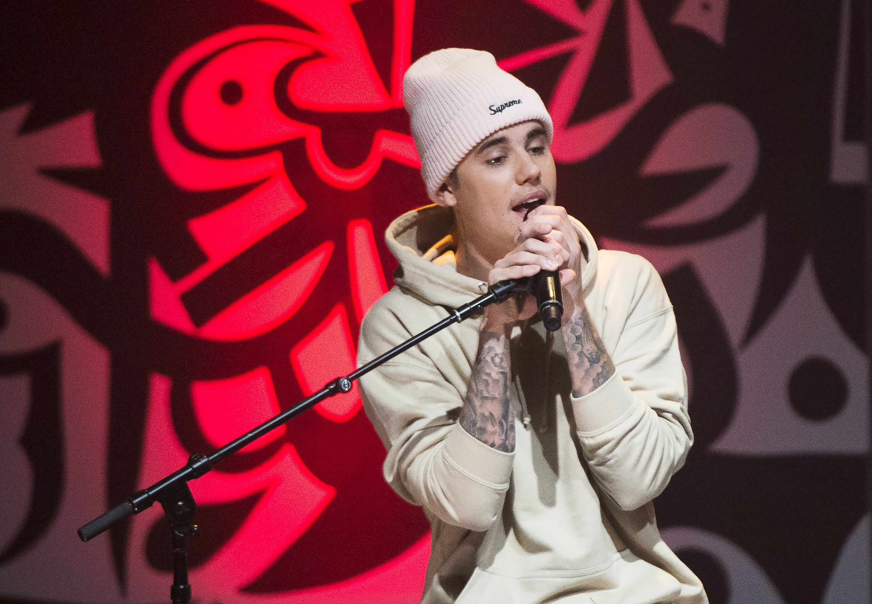 Bieber: Fans should back rival charity song in UK No. 1 race