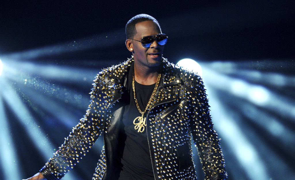 Georgia man tells police R. Kelly's manager threatened him