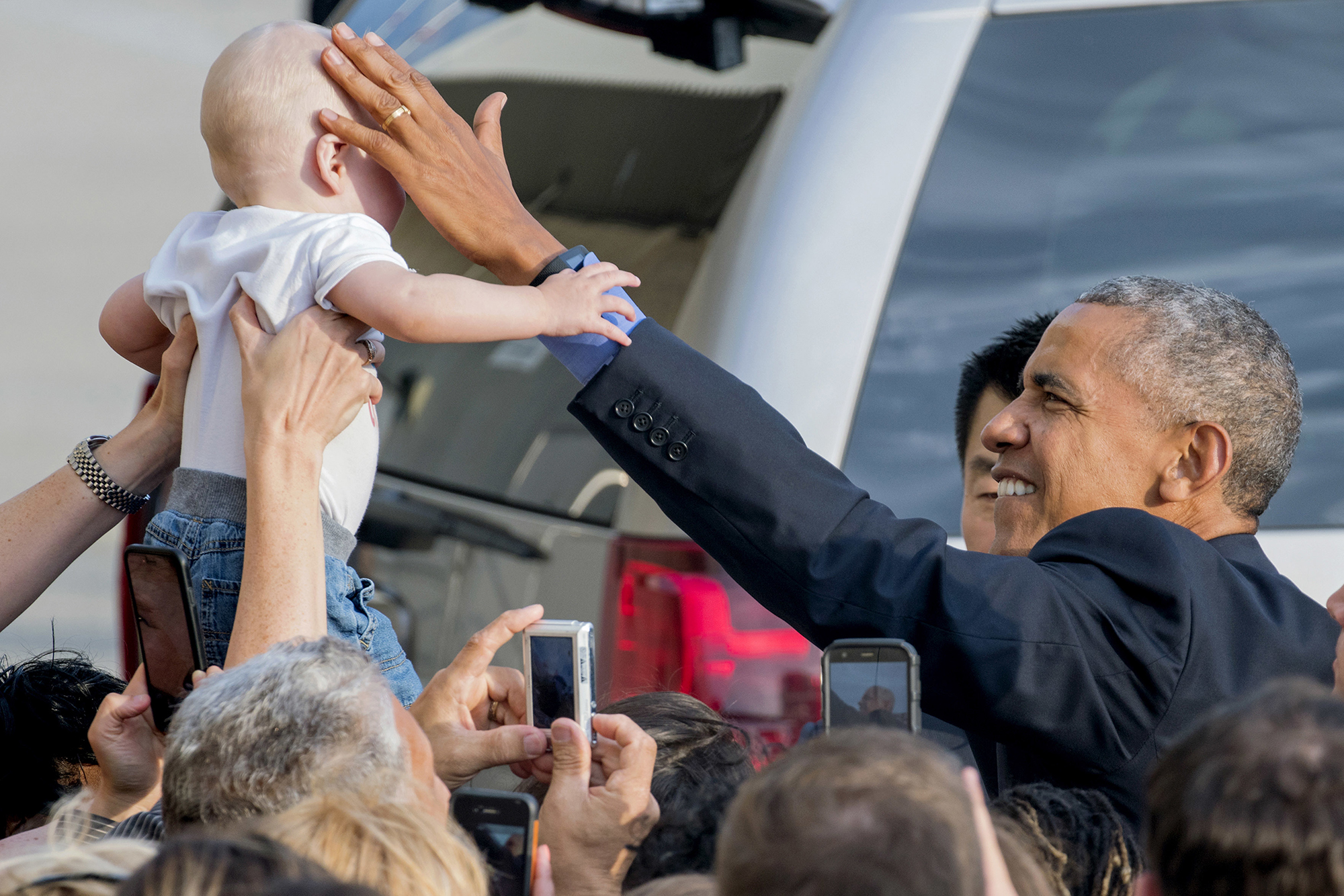 Obama praises Clinton, blasts Trump at DNC fundraiser in NYC