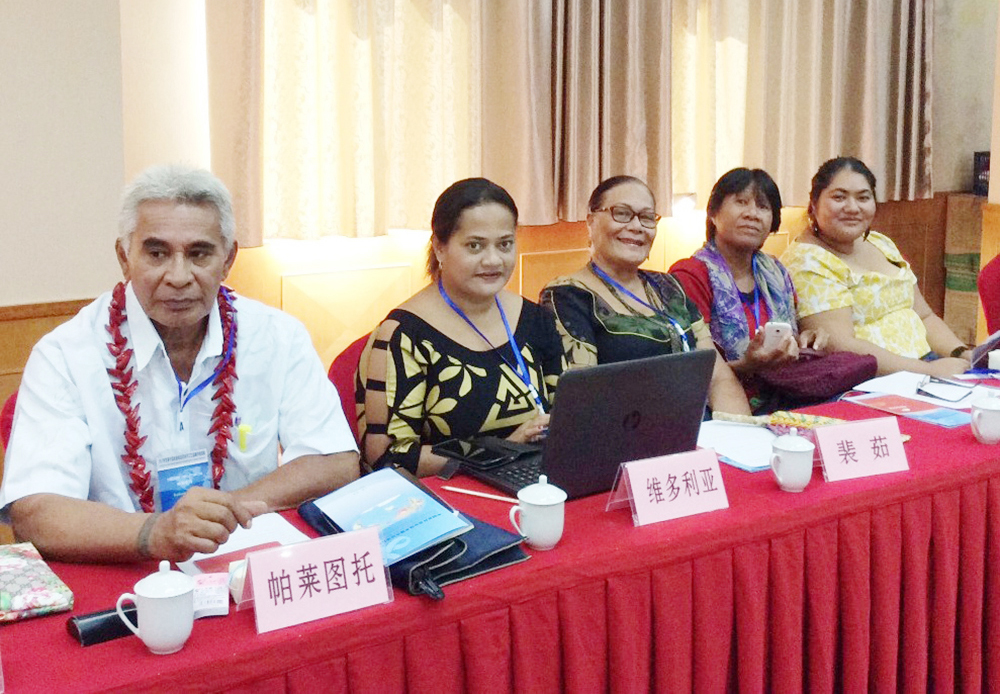 Samoan delegation learns Chinese Paper Cutting Art