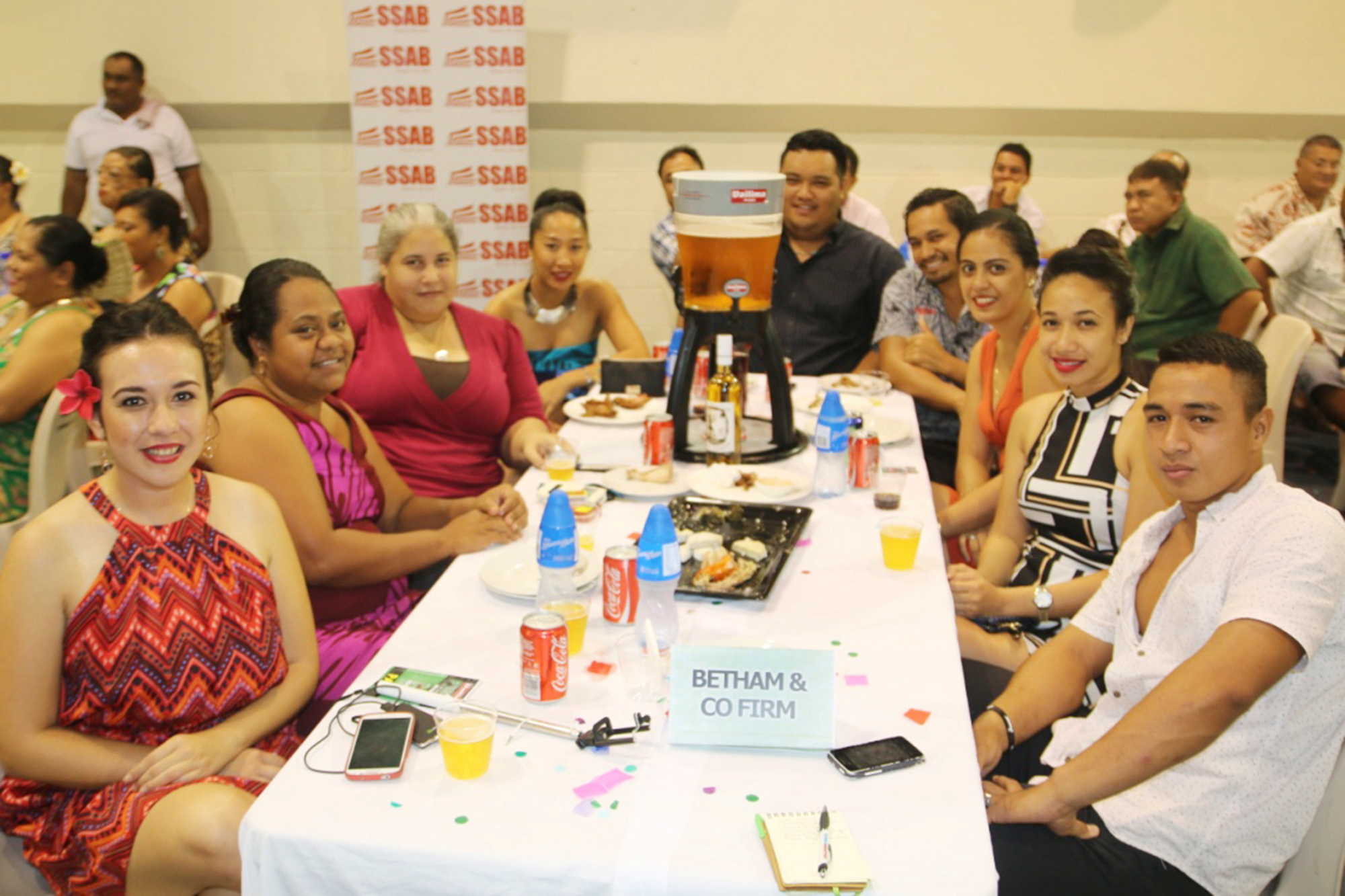 Festive atmosphere keeps crowd smiling