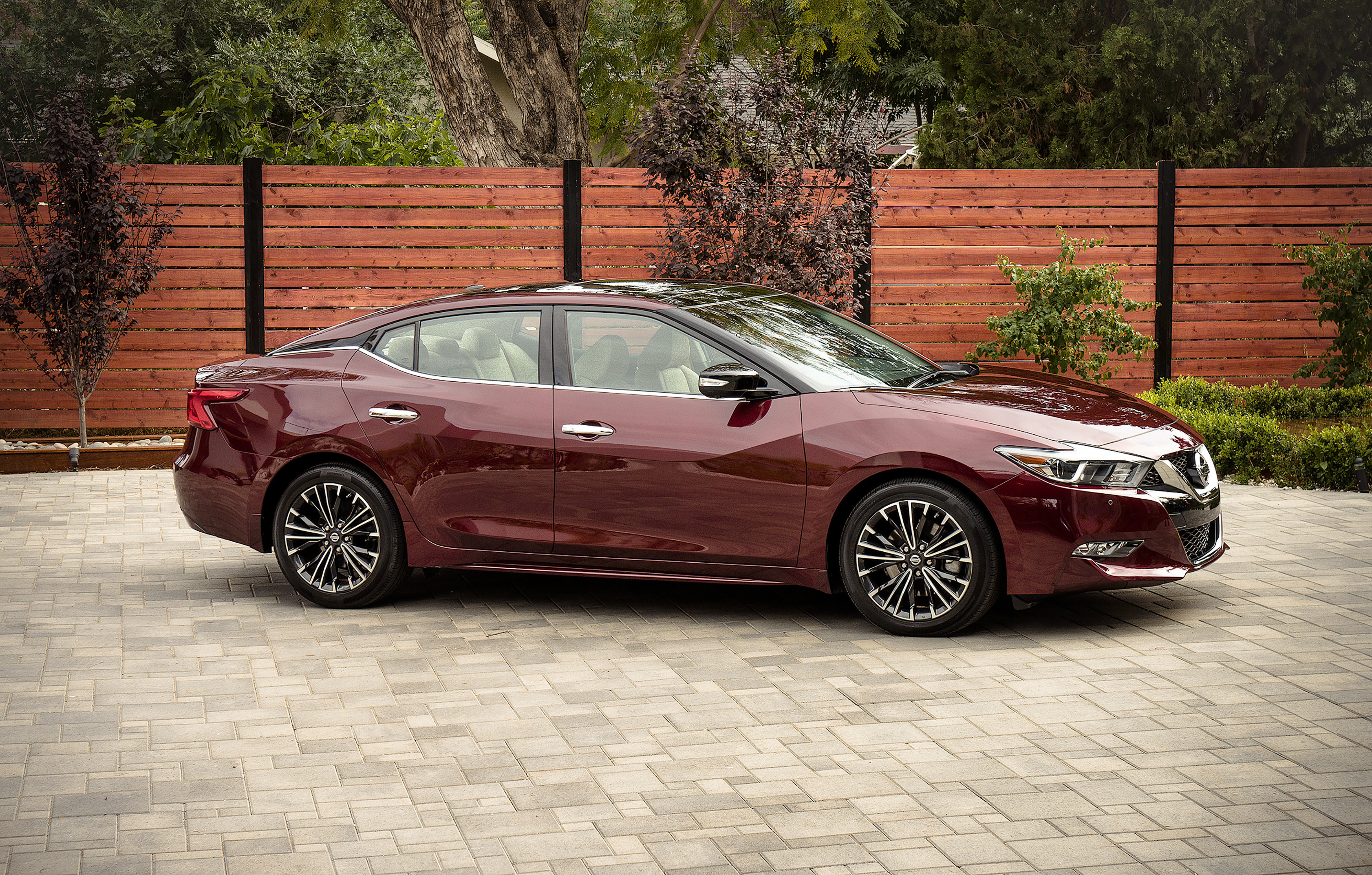 2016 Nissan Maxima presents new-found length, power, luxury