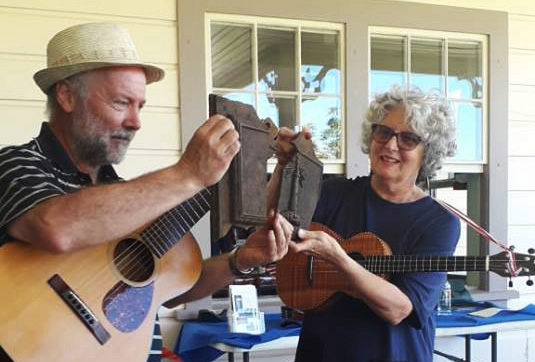 Couple find mysterious object next to Museum