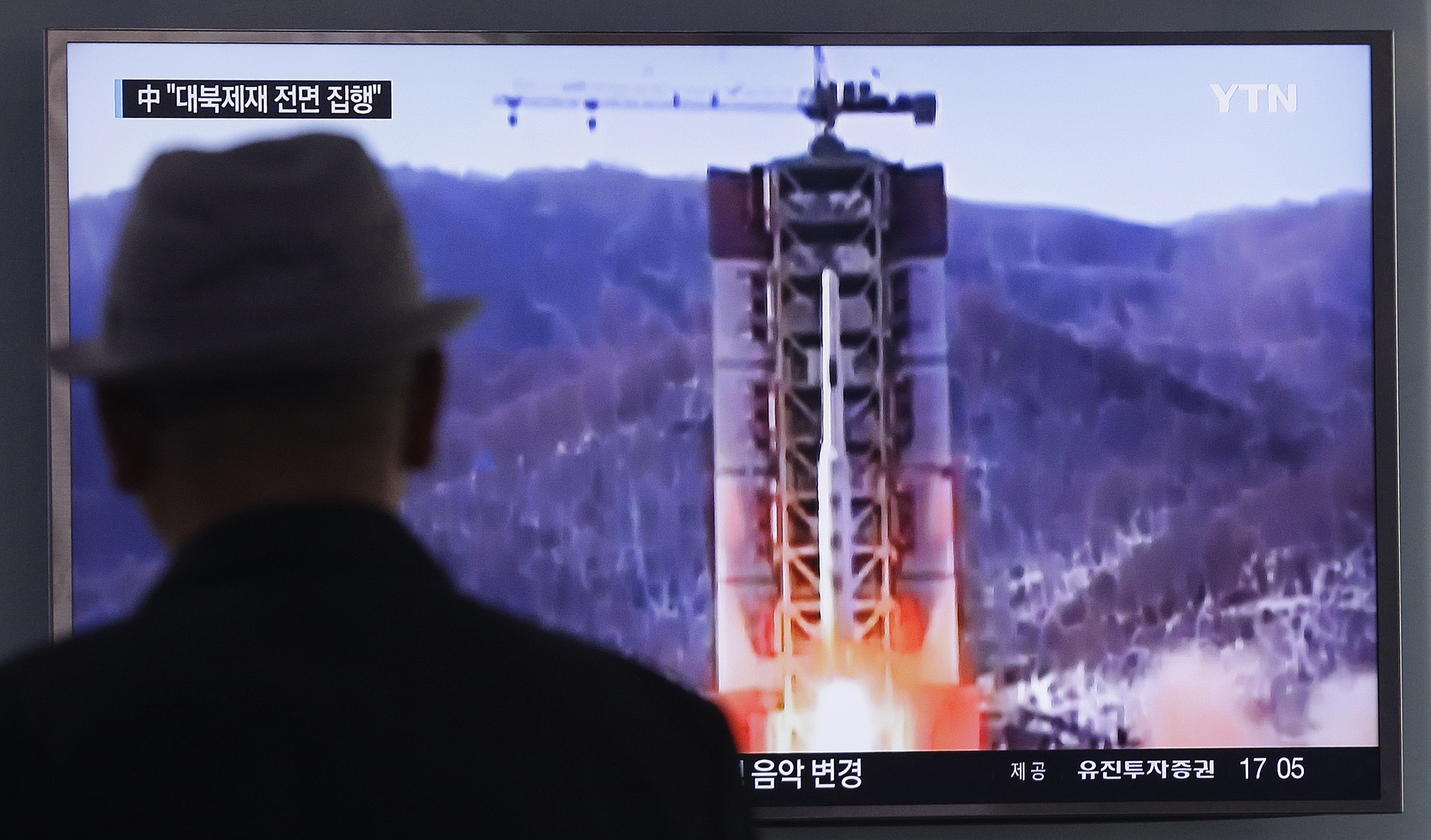 Suspected midrange North Korean missiles fail