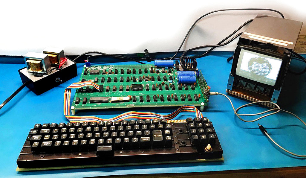Functioning Apple computer built in 1970s up for auction