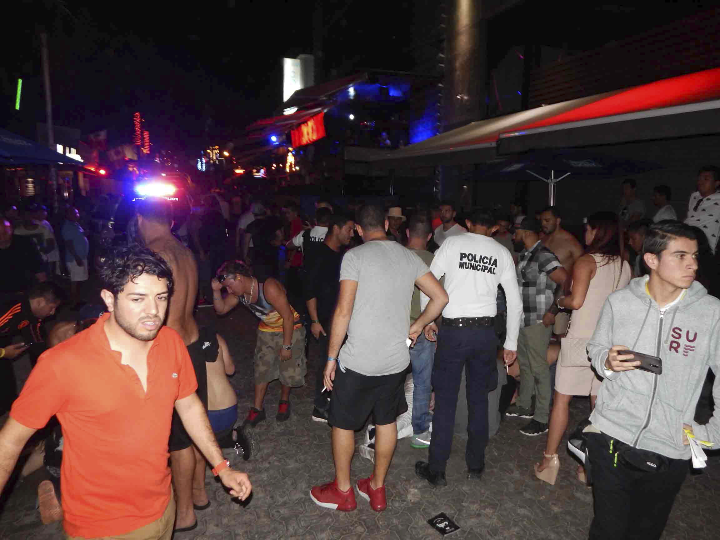 Mexican resort shooting kills 5, panics festival-goers