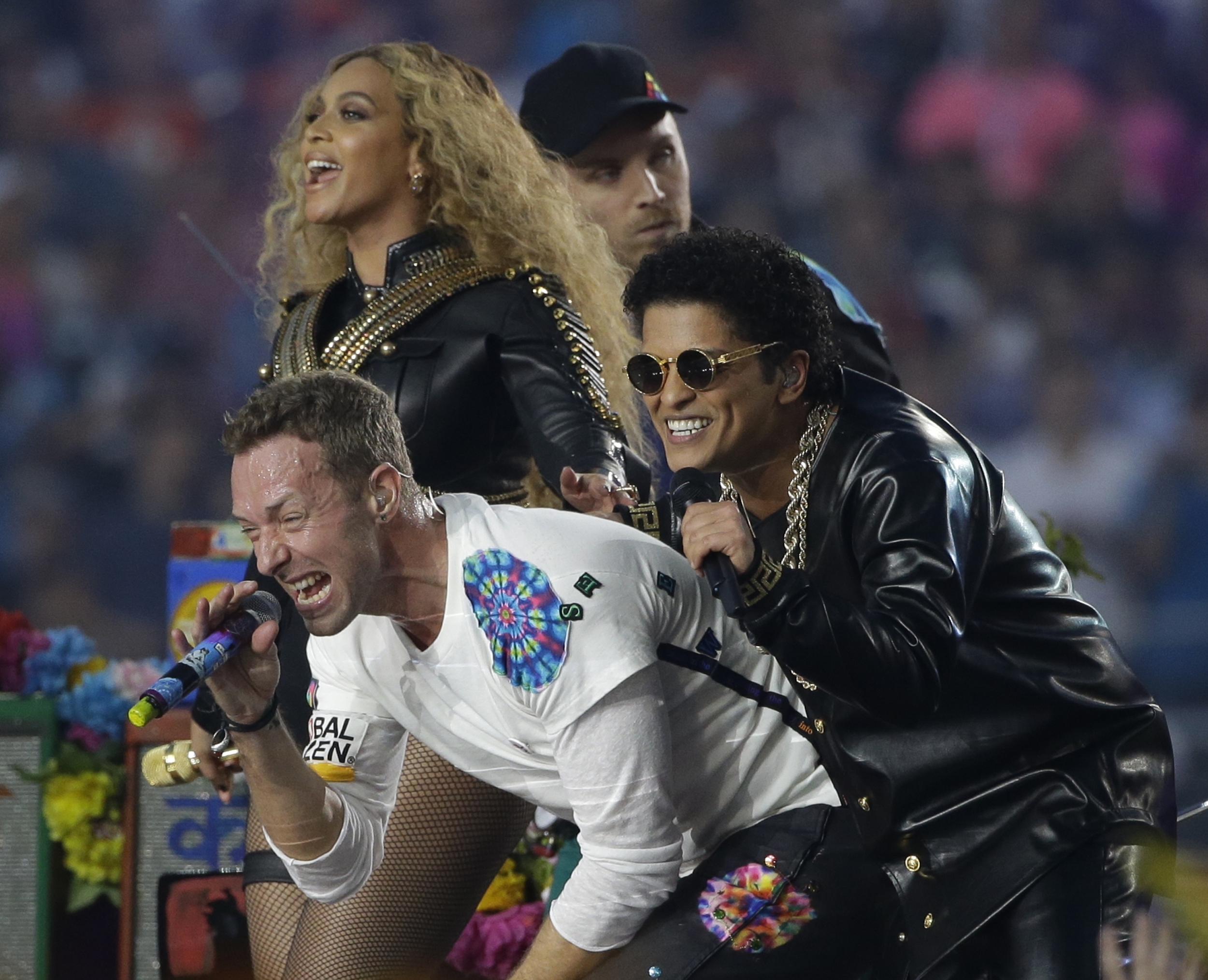 Coldplay lets Beyonce, Bruno Mars overshadow band