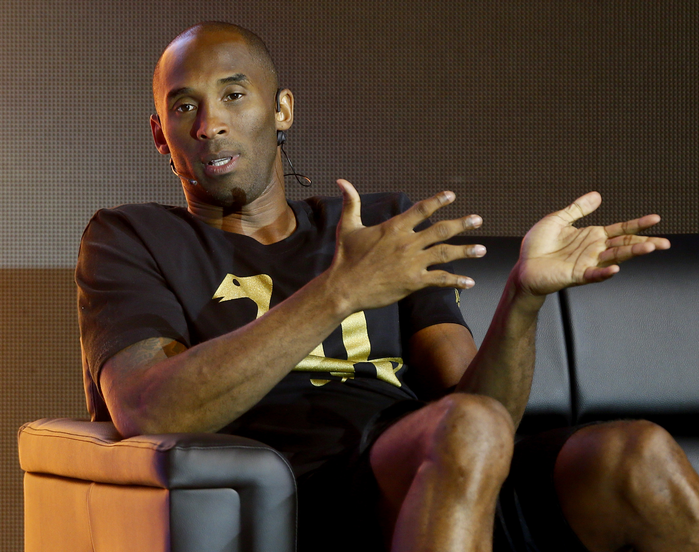 Snoop Dogg gives Kobe Bryant a Lakers-themed convertible