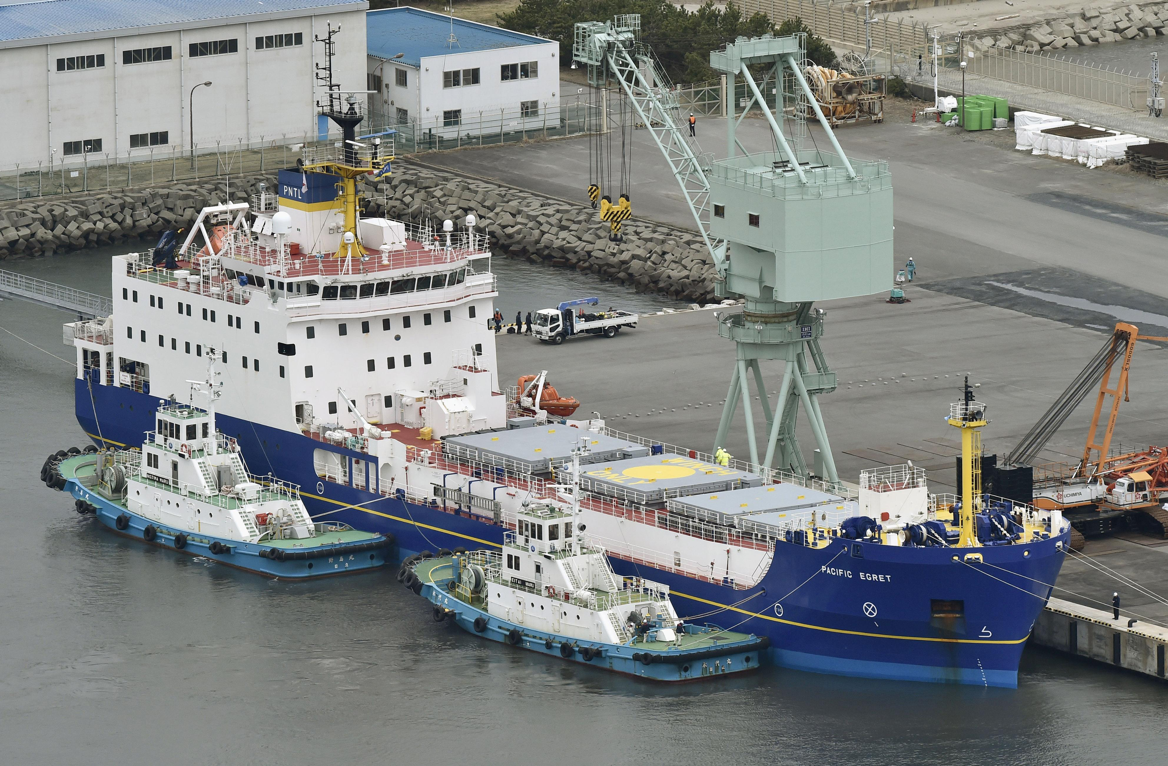 2 British ships arrive in Japan to carry plutonium to US