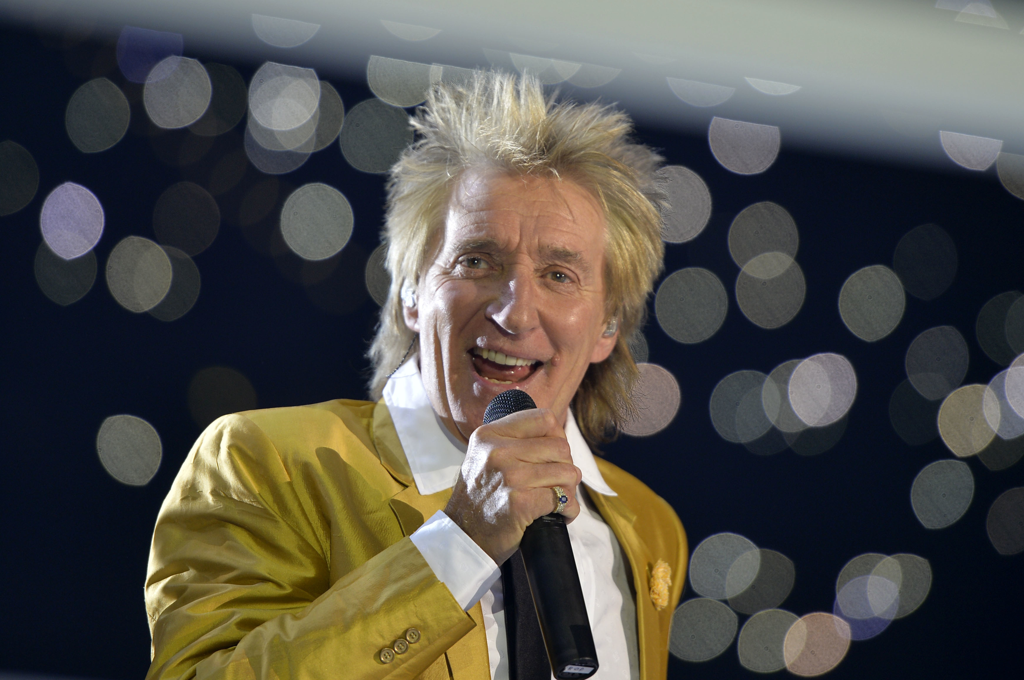 Rod Stewart sorry for video seen as beheading re-enactment