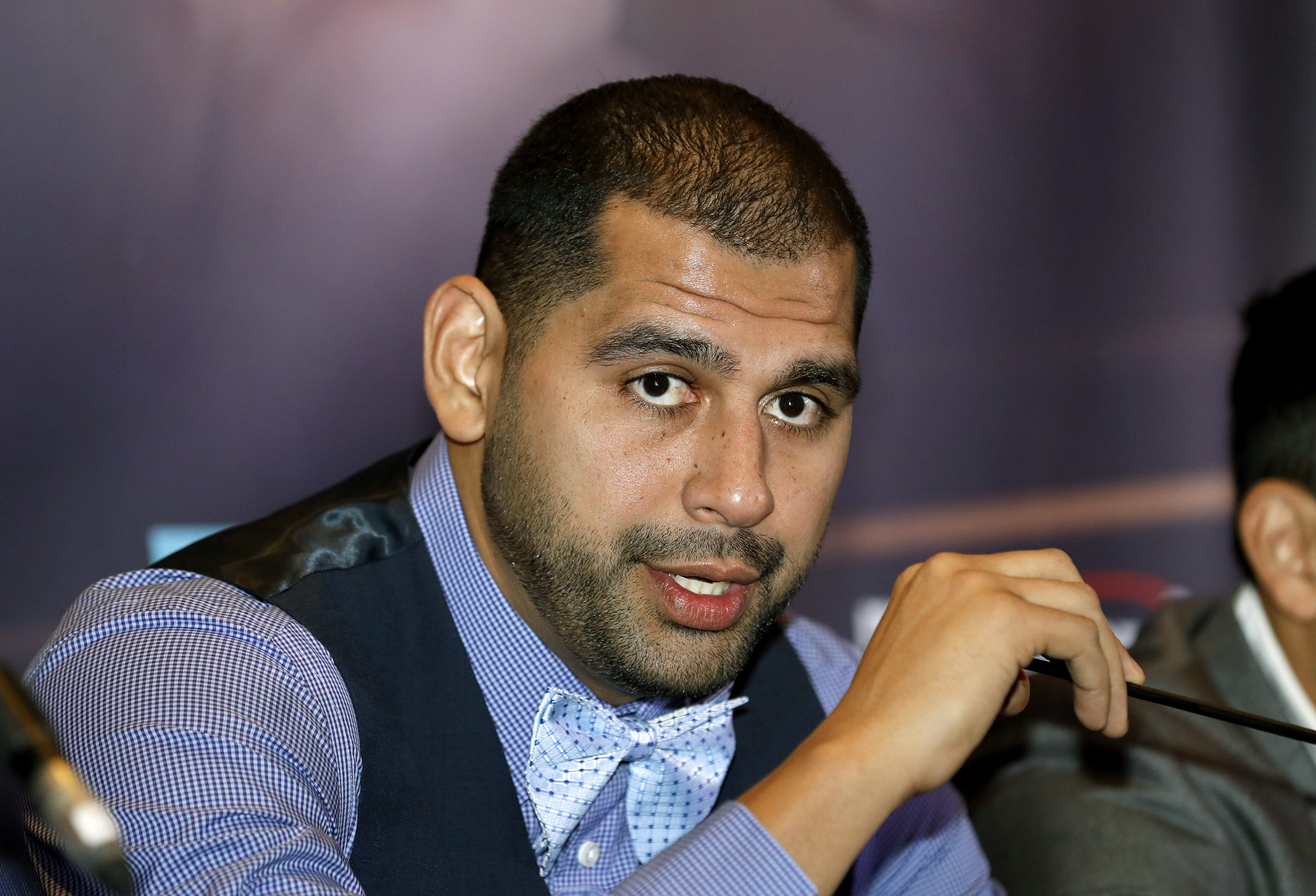 Molina bids to tame heavyweight champ Joshua as late call-up