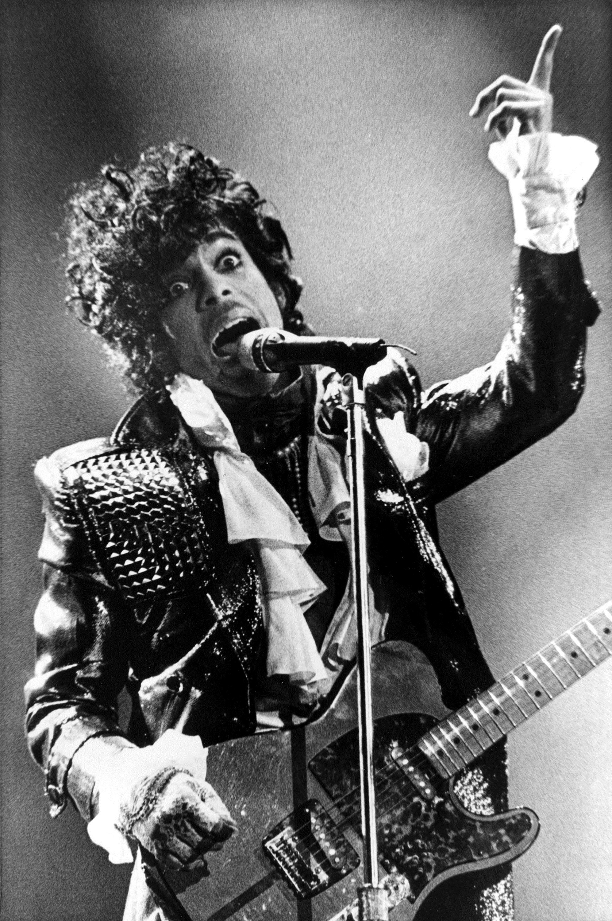 Pop superstar Prince dies at his Minnesota home